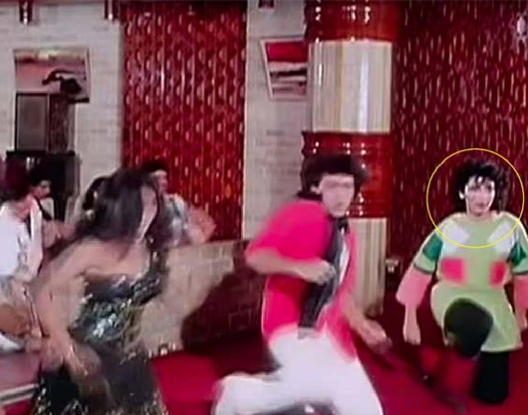 ছবিতে ছোট ছোট অভিনয় দিয়েই কেরিয়ারের শুরু করেছিলেন ফারহা খান। গোবিন্দার সঙ্গে ‘হাম হ্যায় নওজওয়ান’-এ পিছনের ওই মেয়েটিকে চিনতে পারছেন?