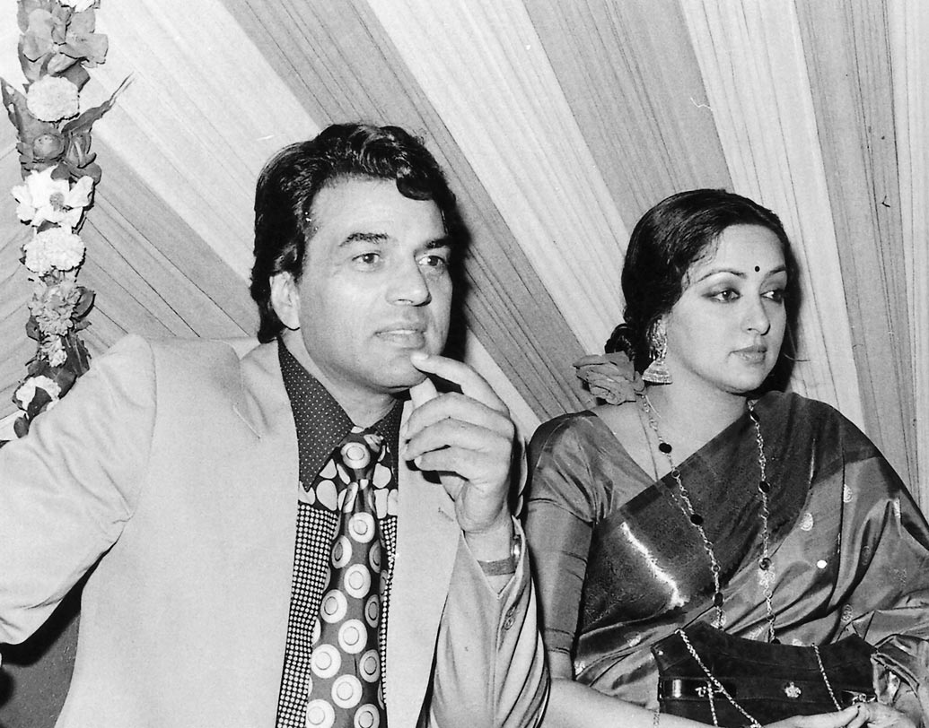 শোনা জায়, জিতেন্দ্র এবং সঞ্জীব কুমার হেমা মালিনীকে বিয়ের প্রস্তাব দিয়েছিলেন। হেমা প্রস্তাবে রাজি না হওয়ায় শোনা যায় সঞ্জীব মদের নেশায় ডুবে যান।