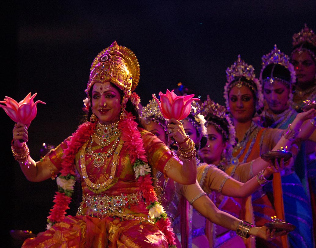 জিতেন্দ্রর সঙ্গে বিয়ে ঠিক হয়ে যাওয়ার পর একদম শেষ মুহূর্তে নাকি তা ভেঙে দেন হেমা। এর পরই হেমার জীবনে আসেন ধর্মেন্দ্র। হেমা ঠিক করেন তাঁকেই বিয়ে করবেন। কিন্তু বাধ সাধেন ধর্মেন্দ্রর প্রথম পক্ষের স্ত্রী প্রকাশ কউর।