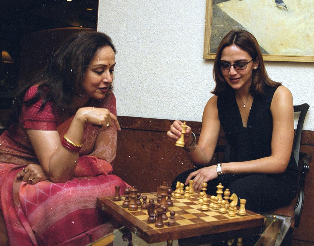 এর পর ধর্মেন্দ্র হেমাকে বিয়ে করার জন্যই ইসলাম ধর্ম গ্রহণ করেন। ইসলাম মতে তাঁদের বিয়েও হয়ে যায়। ধর্মেন্দ্র বড় ছেলে সানি দেওলের থেকে মাত্র ছ’বছরের বড় হেমা মালিনী।