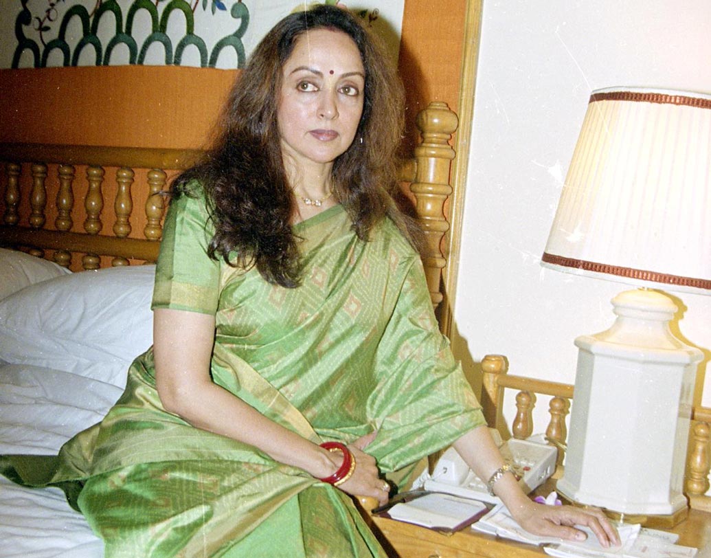 হেমার বিউটি সিক্রেট কী বলুন তো? জল। প্রচুর জল খেয়ে ত্বকের পরিচর্চা করেন হেমা। বেলবটম পরে তিনিই প্রথম সিলভার স্ক্রীনের ট্রেন্ডসেটার।