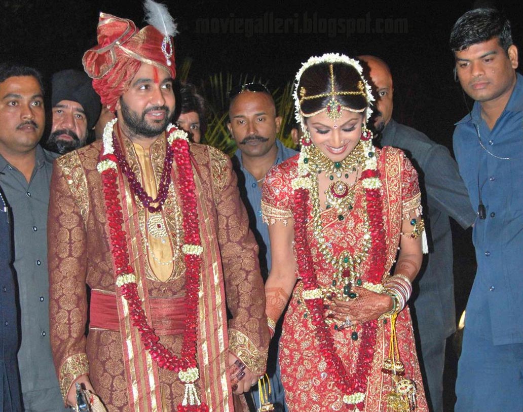 ২০০৯-এ ব্যবসায়ী রাজ কুন্দ্রার সঙ্গে বিয়ে হয় বলিউড ডিভা শিল্পা শেট্টির। শিল্পার বিয়ে নিয়ে সে সময় শোরগোল পড়েছিল বি-টাউনে। এনগেজমেন্ট রিং-এর দাম ছিল তিন কোটি টাকা। তরুণ তেহলানির ডিজাইন করা একটি লাল শাড়ি পরেছিলেন শিল্পা। প্রায় আট হাজার ক্রিস্টাল খচিত এই শাড়ির দাম ছিল ৫০ লক্ষ টাকা।