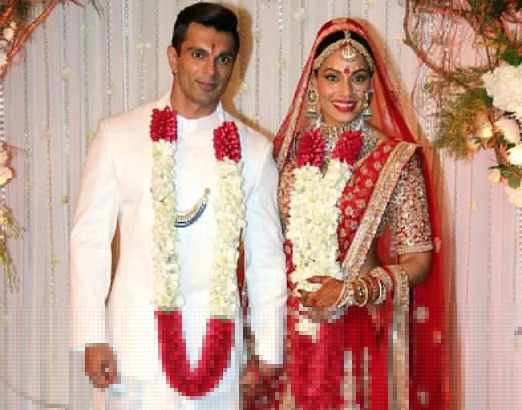 গত বছরই কর্ণ সিংহ গ্রোভারের সঙ্গে জমকালো বিয়ে হয় বিপাশা বসুর। ডিজাইনার সব্যসাচীর তৈরি বাঙালি কনে বিপাশার শাড়ির রং ছিল লাল। বিপাশা ভারী কুন্দন জুয়েলারির পরেছিলেন বিয়ের দিন।