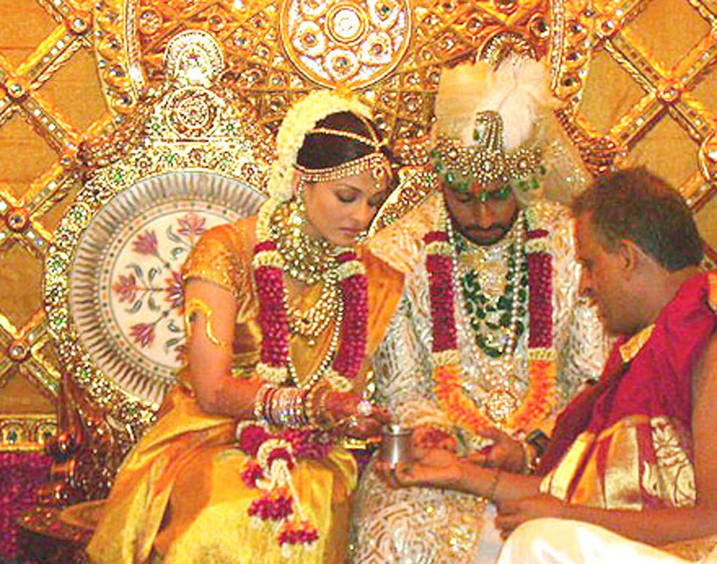 বলিউডের সবচেয়ে চর্চিত বিয়েগুলির মধ্যে অন্যতম। ২০০৭-এর এপ্রিলে চার হাত এক হয়েছিল অভিষেক বচ্চন এবং ঐশ্বর্যা রাইয়ের। নীতা লুল্লা, আবু জানি, সন্দীপ খোসলার মতো ডিজাইনাররা ঐশ্বর্যার বিয়ের পোশাকের দায়িত্বে ছিলেন। বিয়ের দিন হলুদ শাড়িতে সোনার জরির কাজ করা একটি কাঞ্জিভরম পরেছিলেন বচ্চন-বধূ। এর দাম আপনিই অনুমান করে নিন।