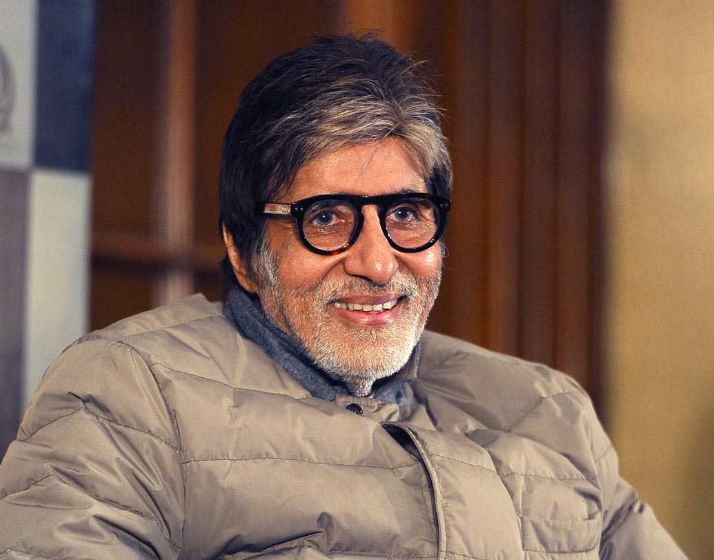 অমিতাভ বচ্চন: ২৬ জুলাই  ১৯৮২। বেঙ্গালুরুতে মনমোহন দেশাইয়ের ছবি ‘কুলি’র শুটিংয়ে ভয়াবহ দুর্ঘটনার কবলে পড়েন অমিতাভ। ব্রিচ ক্যান্ডি হাসপাতালে একই দিনে দু’বার অস্ত্রোপচার হয় তাঁর। শেষ পর্যন্ত ২ অগস্ট হাসপাতাল থেকে ছাড়া পান শাহেনশা। প্রায় মৃত্যুর মুখ থেকে ফিরে ওই দিন কার্যত ‘নবজন্ম’ হয়েছিল তাঁর।