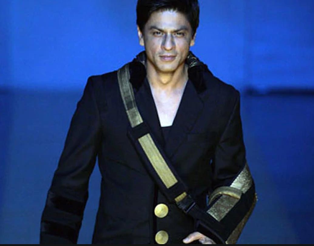 শাহরুখ খান:  বলিউডের ‘কিং খান’কে এক সময় ‘কিং অফ সার্জারি’ ও বলা হত। জানেন কী, গত ২৫ বছরের মধ্যে আট বার অস্ত্রোপচার হয়েছে বলিউড ‘বাদশা’র? দেখলে বোঝা যাবে? বলিউডের স্পট লাইটে এখনও তিনি শাহেনশা।