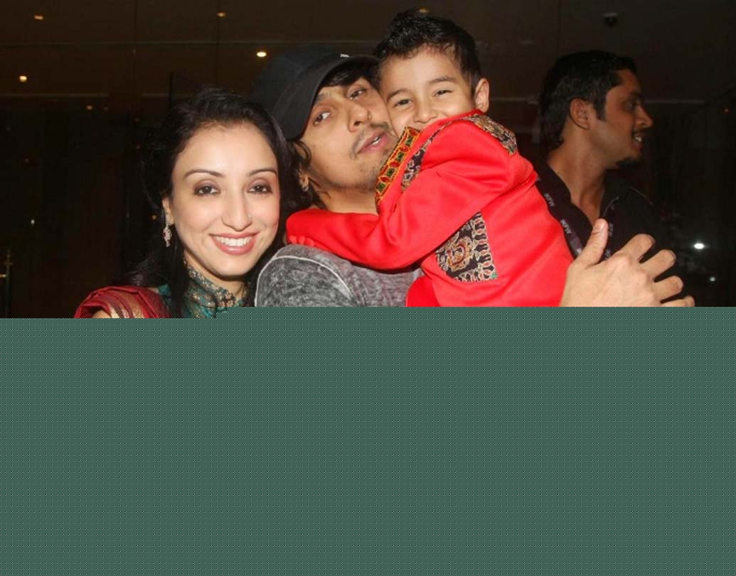 সোনু নিগম: গায়ক সোনু নিগম বিয়ে করেছেন কলকাতার মেয়ে মধুরিমাকে। বেশ জাঁকজমক ভাবেই কলকাতায় বিয়ে হয়েছিল সোনু ও মধুরিমার।