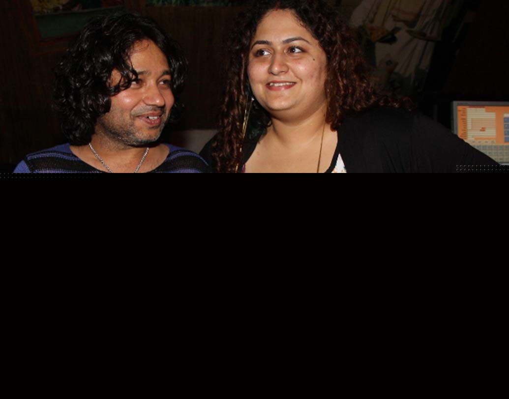 কৈলাস খের:  ২০০৯ সালে শীতল খেরকে বিয়ে করেন সুফি গায়ক কৈলাস খের। একটি পুত্র সন্তানও রয়েছে অন্য ঘরানার এই গায়কের। আর কৈলাসের ছেলের নাম কবীর।