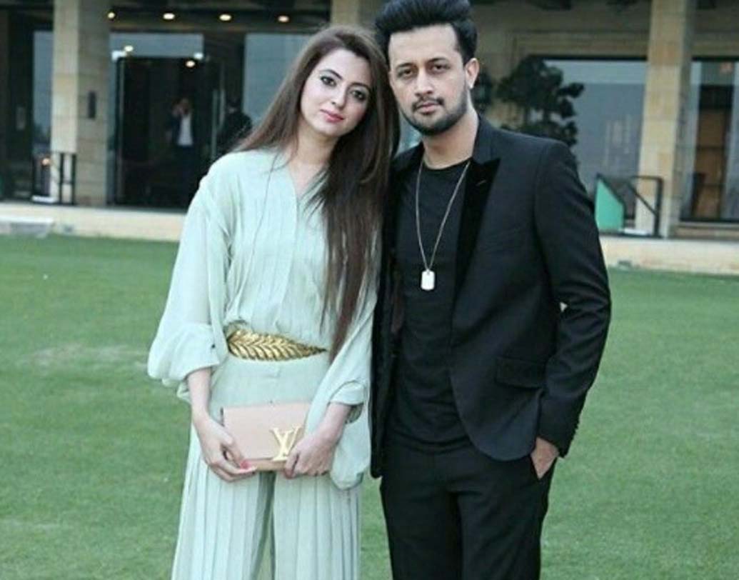 আতিফ আসলাম: পাকিস্তানের আর এক নামজাদা গায়ক যিনি ভারতেও সমান প্রসিদ্ধ। লাহৌরে ২০১৩ সালের ২৯ মার্চ সারা ভারবানাকে বিয়ে করেন আতিফ। সাত বছরের দীর্ঘ সম্পর্কের পর সারার সঙ্গে বিয়ে করেন আতিফ। ২০১৪ সালে তাঁদের একটি পুত্র সন্তানেরও জন্ম হয়।