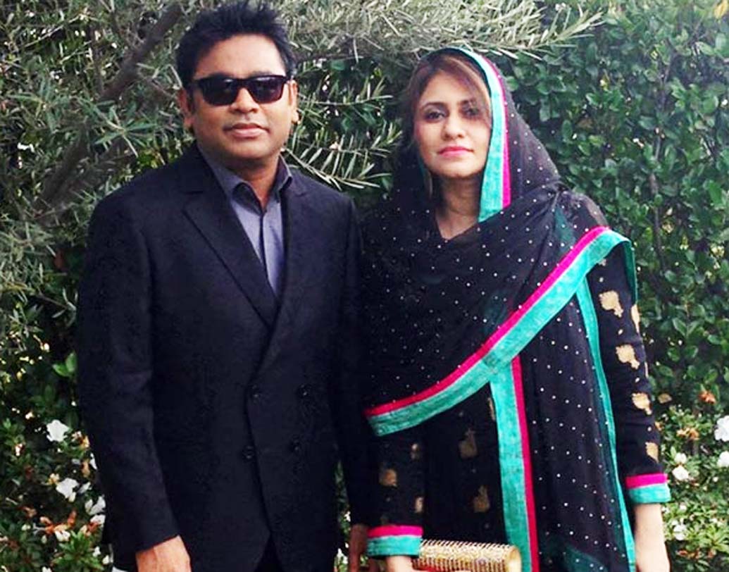 এ আর রহমান: বিয়ে বলে কথা। আর তাই সুরের জাদুকর এই গুরুদায়িত্ব সঁপে দিয়েছিলেন তাঁর মাকে। তবে রহমানের মা যে মেয়েকে খুঁজেছিলেন তিনি আসলে তাঁর বর্তমান স্ত্রী সাইরার বোন মেহের। তবে মেহেরের সঙ্গে বয়সের বিস্তর ফারাকের জন্যই শেষে সাইরার গলায় মালা পড়ান আল্লা রাখা রহমান।