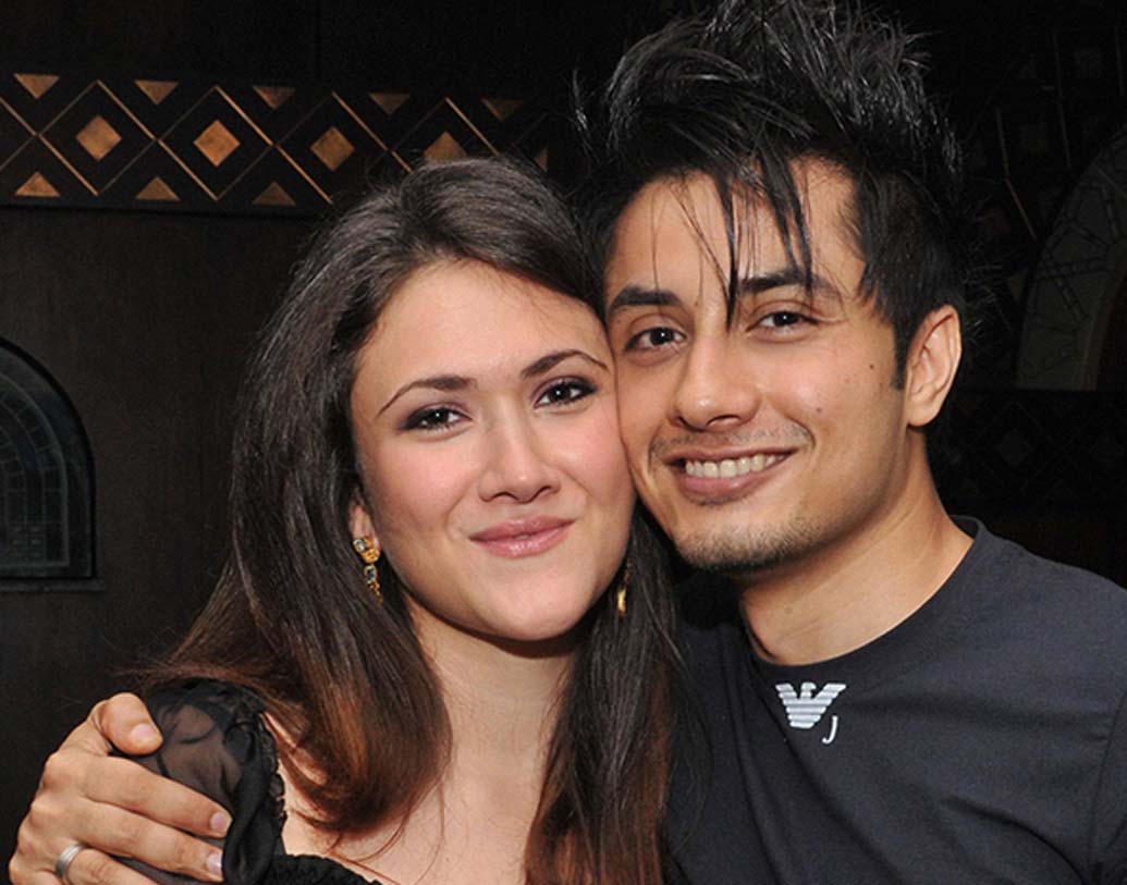 আলি জাফর: এক দিকে অভিনয় আর এক দিকে গান। দু’দিক সমান তালে সামলাতে অভ্যস্ত পাকিস্তানের আলি জাফর। আমির খানের এক দূর সম্পর্কের বোন আয়েষা ফজলির সঙ্গে বিয়ে করেছেন আলি। দুই পুত্রও রয়েছে আলির।