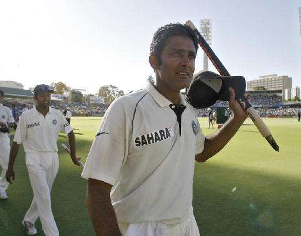 ২০০৮-এ বহু বিতর্কিত ভারত-অস্ট্রেলিয়া সিরিজের পার্‌থ টেস্টে ঐতিহাসিক যে জয় ভারতীয় দল পেয়েছিল, তার অধিনায়ক ছিলেন কুম্বলে।