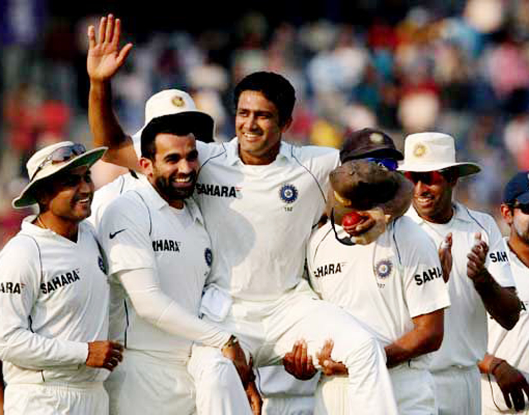 যে দিল্লিতে ১০টি উইকেট নিয়ে বিশ্বরেকর্ড গড়েছিলেন তিনি। সেই  ফিরোজ শাহ কোটলার মাঠেই ২০১২ সালে জীবনের শেষ টেস্ট ম্যাচটি অস্ট্রেলিয়ার বিরুদ্ধে খেলে ১৮ বছরের ক্রিকেট কেরিয়ারকে বিদায় জানান।