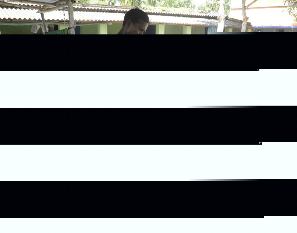 বাড়ির পুরুষেরা ব্যস্ত বাজির মশলা তৈরির কাজে। নিজেরাই বানিয়ে ফেলেছেন মশলা তৈরির পরিকাঠামো।