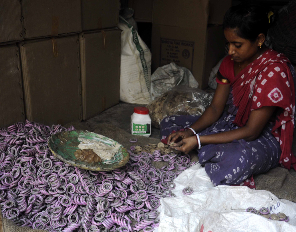 চলছে বাজির মশলা পোরার কাজ। নিপুণ হাতে তারই প্রস্তুতি সারা হচ্ছে।