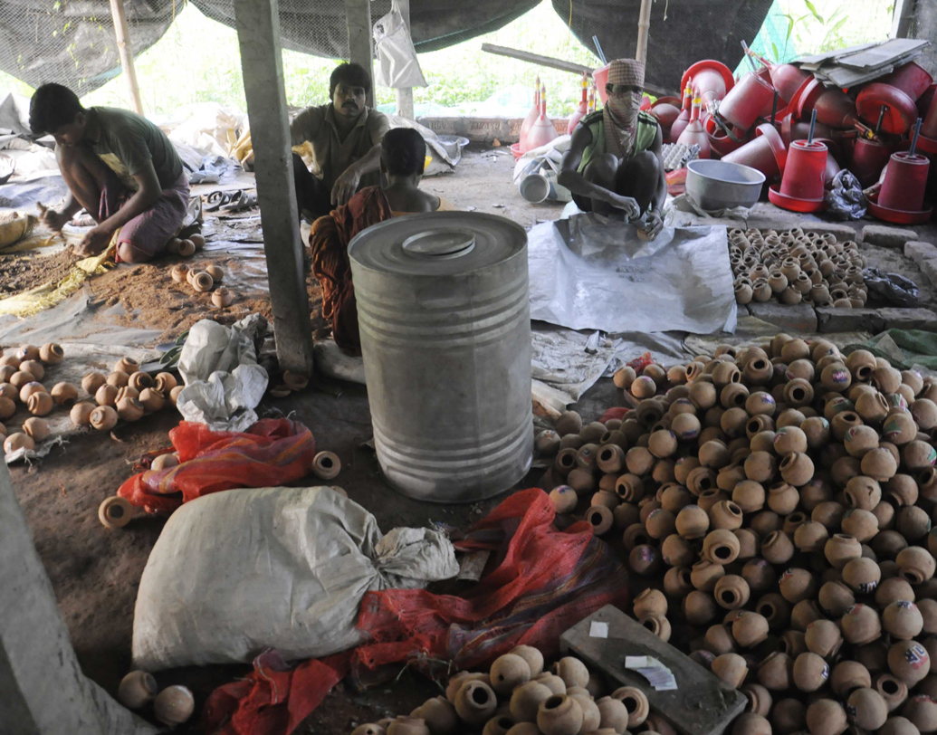 বাজি শিল্পের চাহিদা থাকলেও সঠিক পারিকাঠামোর অভাব চোখে পড়ে। অস্থায়ী ছাউনির নীচেই চলছে তুবড়ি তৈরির কাজ।