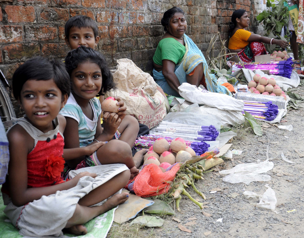 বাড়ির বড়দের পাশাপাশি বাজি বিক্রিতে সামিল খুদেরাও।