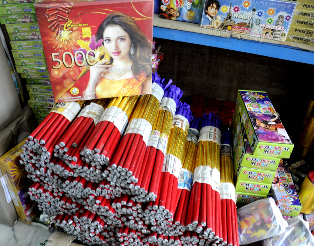 ক্রেতার অপেক্ষায়। বাজারের স্টলে সাজানো হরেক কিসিমের বাজি।