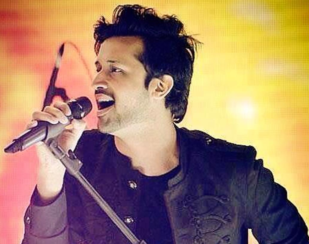 আতিফ শুধু এক জন স্টার নন। আসলে তিনি রকস্টার। তাঁর গান হাজার হাজার মানুষের মন জয় করেছে। আতিফ একটি গান করার জন্য নয় লক্ষ টাকা পারিশ্রমিক নেন।