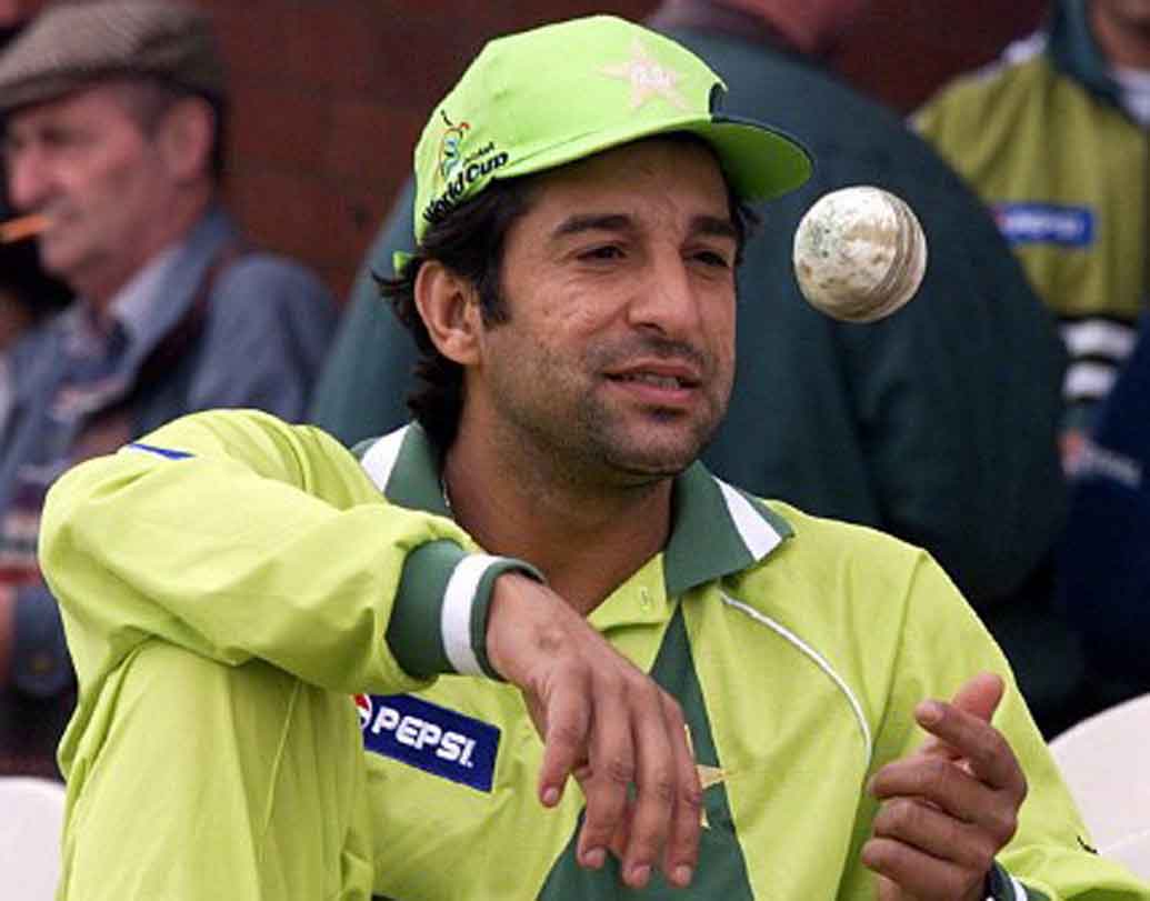 ওয়াসিম আক্রম: বিশ্ব ক্রিকেটে কিংবদন্তি বোলারদের মধ্যে অন্যতম আক্রম। আক্রমের পেস এবং সুইং মুগ্ধ করেছে ক্রিকেট প্রেমীদের। পাকিস্তানের আরেক তারকা আব্দুল কাদির একটা সময় বলেছিলেন যে আক্রমও ফিক্সিংয়ের সঙ্গে যুক্ত ছিলেন। যদিও এর কোনও প্রমাণ তিনি দিতে পারেননি।