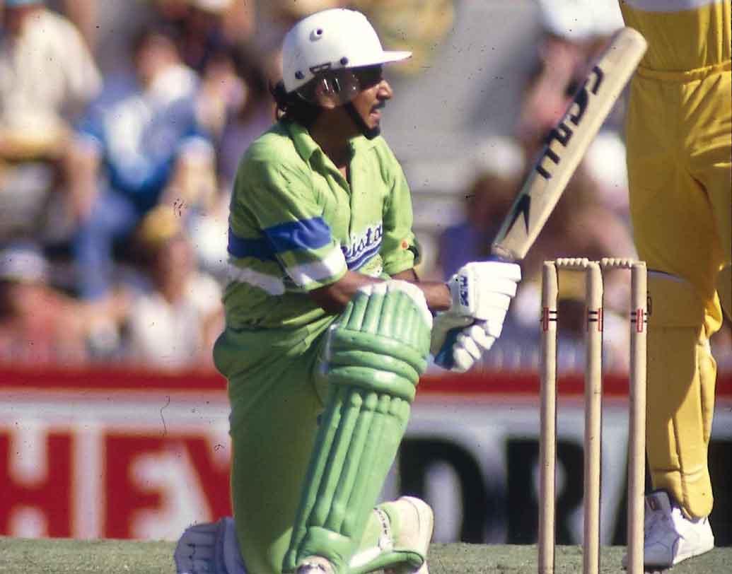 সেলিম মালিক: স্পট ফিক্সিংয়ের জন্য আজীবন ক্রিকেট থেকে নির্বাসিত করা হয় সালিম মালিককেও।