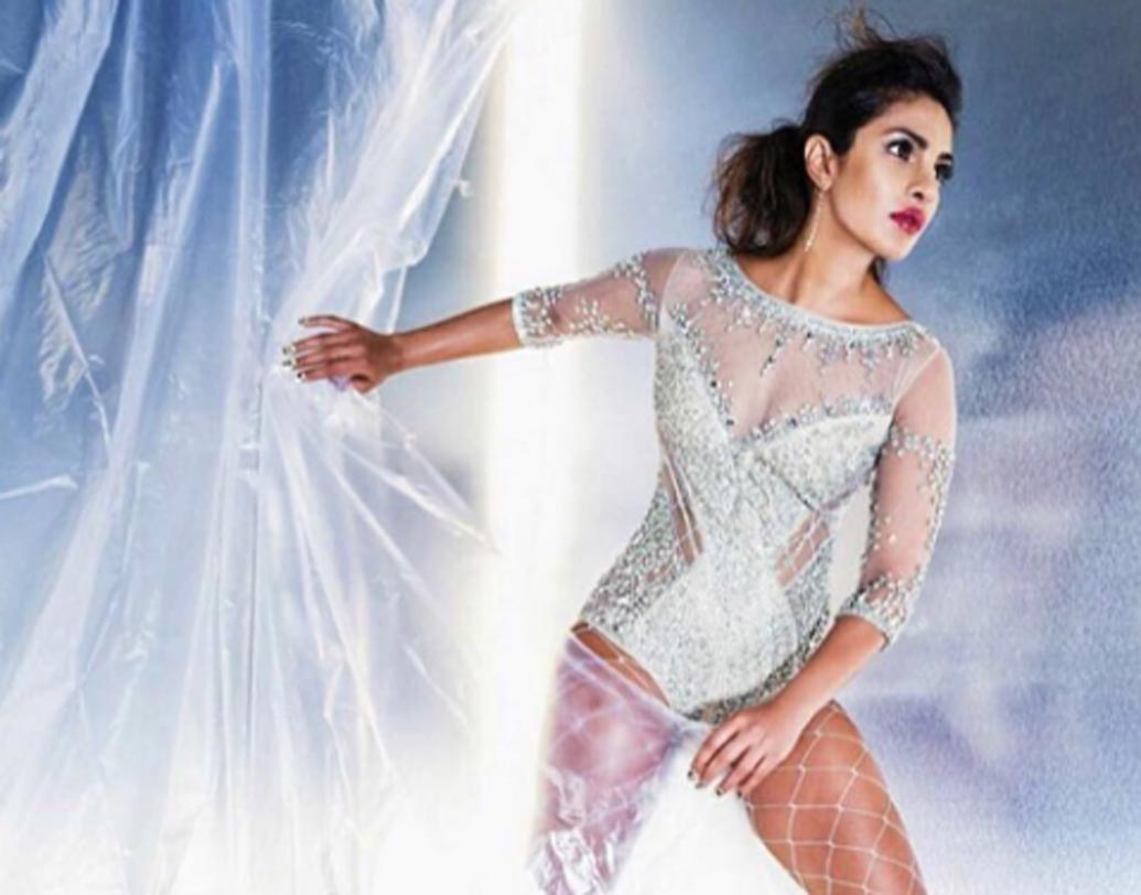 বডি স্যুট আর স্টাড বুটস, সেই সঙ্গে মেশড স্টকিংসে খানিকটা যেন ডেসপারেট লুকে দেখা দিলেন পিগি চপ্‌স।