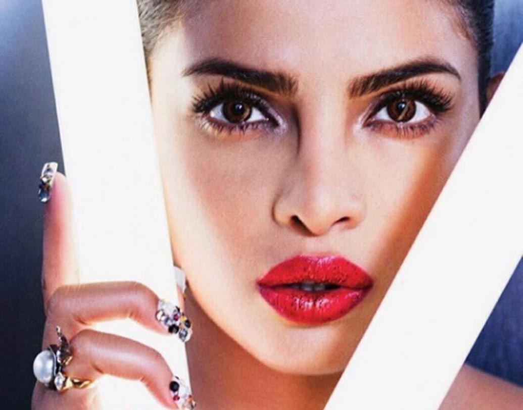 মার্কিন টেলিভিশন সিরিজ ‘কোয়ান্টিকো’র ডিগ্ল্যামারাইজড  লুক ছেড়ে এ বার বেশ জমকালো সাজ প্রিয়ঙ্কার।