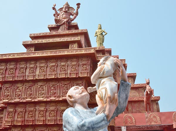 থিম: বাহুবলী থিমে মণ্ডপ গড়া হয়েছে তমলুকের যশোড়া বাজারের একটি সর্বজনীন কালীপুজো মণ্ডপ। ছবি: পার্থপ্রতিম দাস।