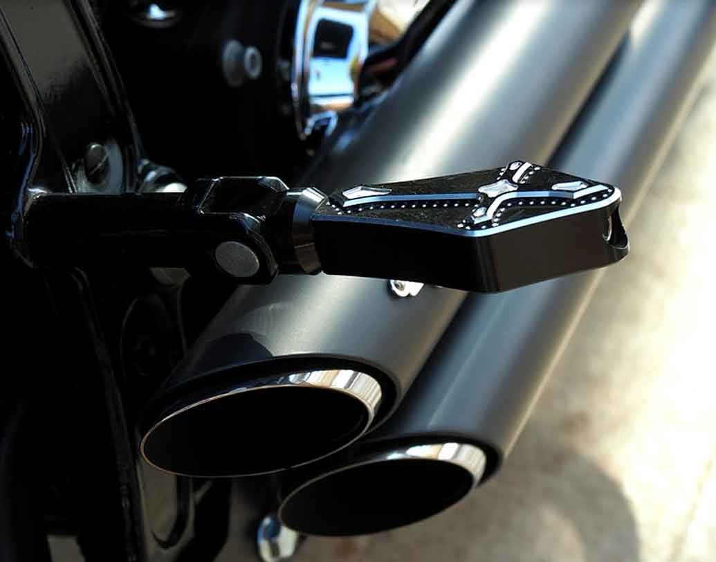 বিশ্বের সবচেয়ে ব্যয়বহুল এবং কেতাদুরস্ত এই বাইক শুধু হলিউড নয় নজর কেড়েছে দেশের বাজারেও। ভারতে ফ্যাট ববের পুরনো মডেলের দাম প্রায় ১৩ লক্ষ টাকা। তবে নতুন মডেল কিনতে গেলে গাঁটের কড়ি একটু বেশিই খসাতে হবে। ফ্যাট ববের নতুন মডেলের দাম পড়বে প্রায় ১৫ লক্ষ টাকা।