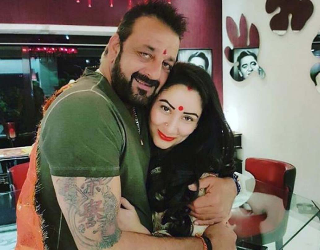 সঞ্জয় দত্ত ও মান্যতা দত্ত: আগের দু’টি বিয়ে না টেকার পর তৃতীয় বারের জন্য বিয়ের পিঁড়িতে বসেন সঞ্জয়। বিয়ে করেন মান্যতা দত্তকে। প্রায় ২০ বছরের ব্যবধান সঞ্জয় ও মান্যতার।