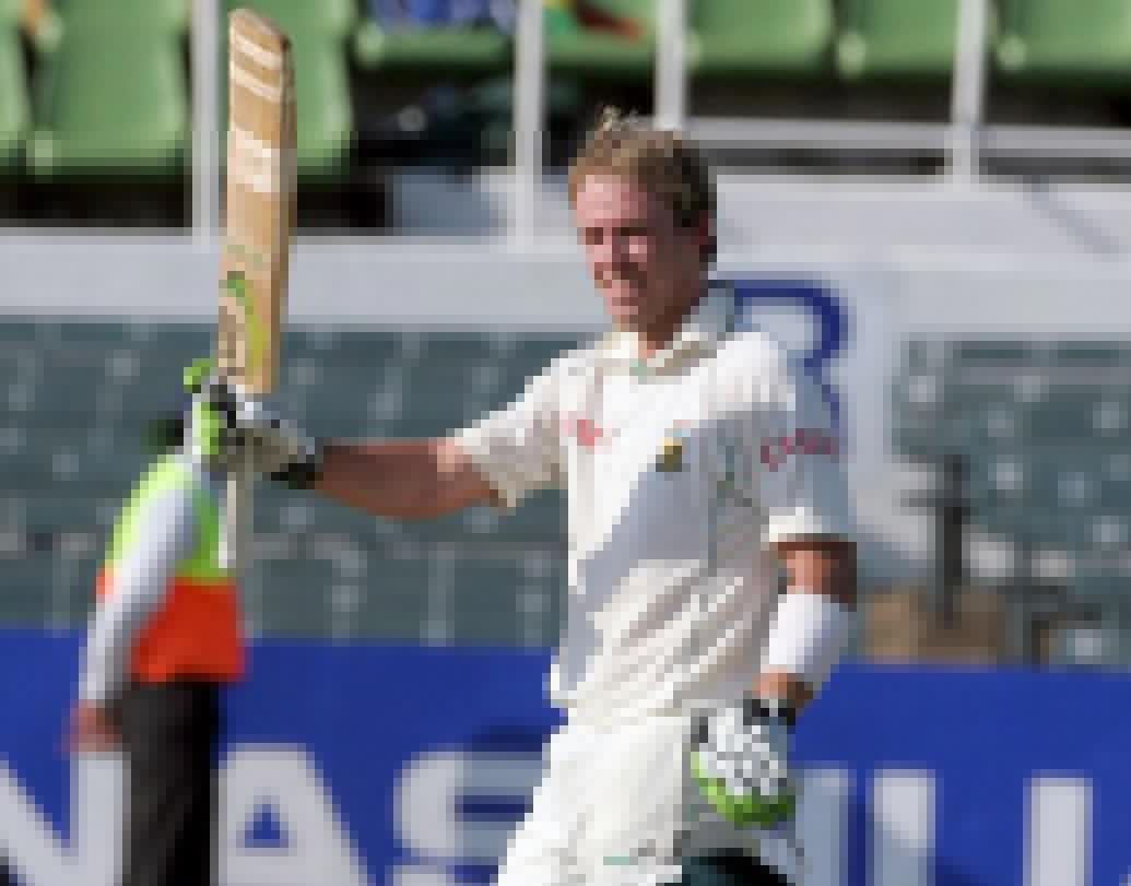 অস্ট্রেলিয়ার বিপক্ষে ১০৬ নট আউট (পার্থ, ২০০৮): ডেভিলিয়ার্সের ১০৬ রানের সুবাদে অজিদের বিপক্ষে ঐতিহ্যের টেস্টে দুরন্ত জয় ছিনিয়ে আনে প্রোটিয়ারা।