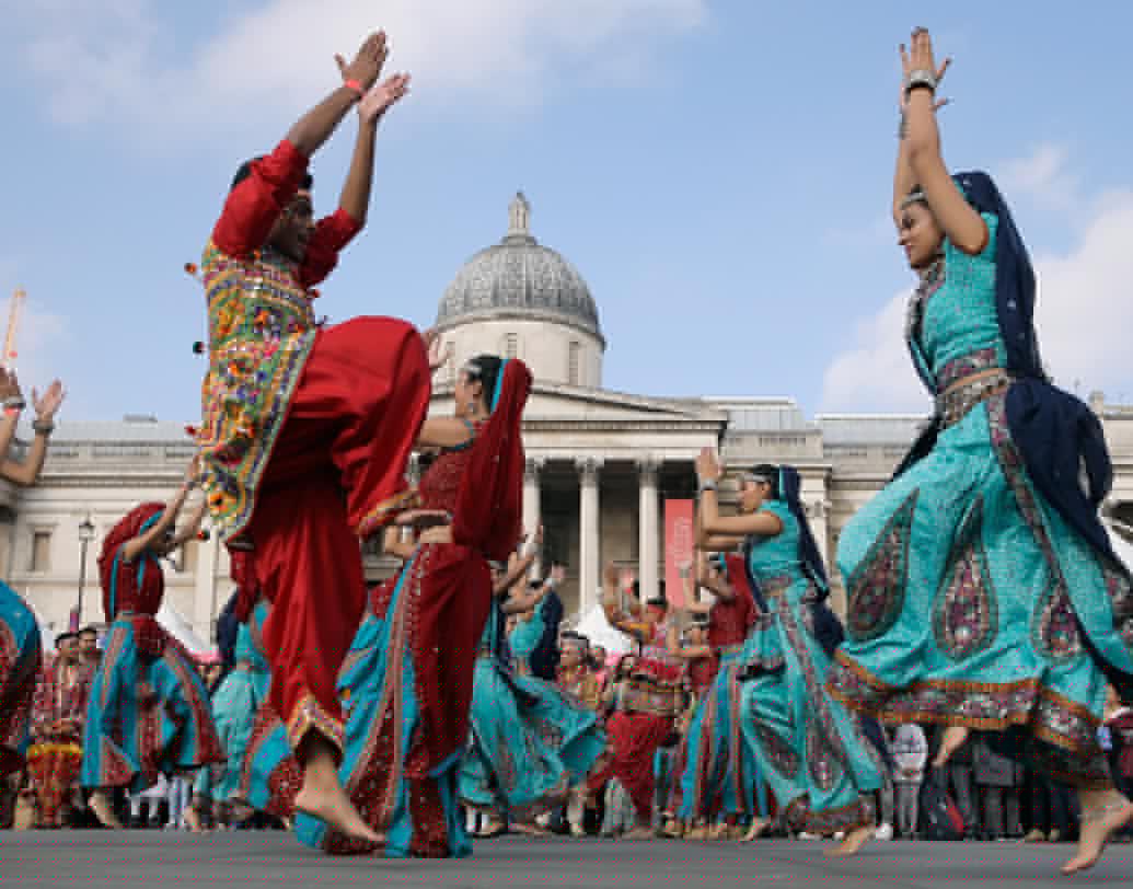 নাচ গানের মাধ্যমে লন্ডনের ত্রাফালগর স্কোয়ারে পালিত হচ্ছে দীপাবলি। প্রতি বছর আলোর উৎসবকে আরও রঙিন করে তুলতে দেশ বিদেশের নানা জাতি, নানা ধর্মের মানুষ ভিড় জমান এখানে।