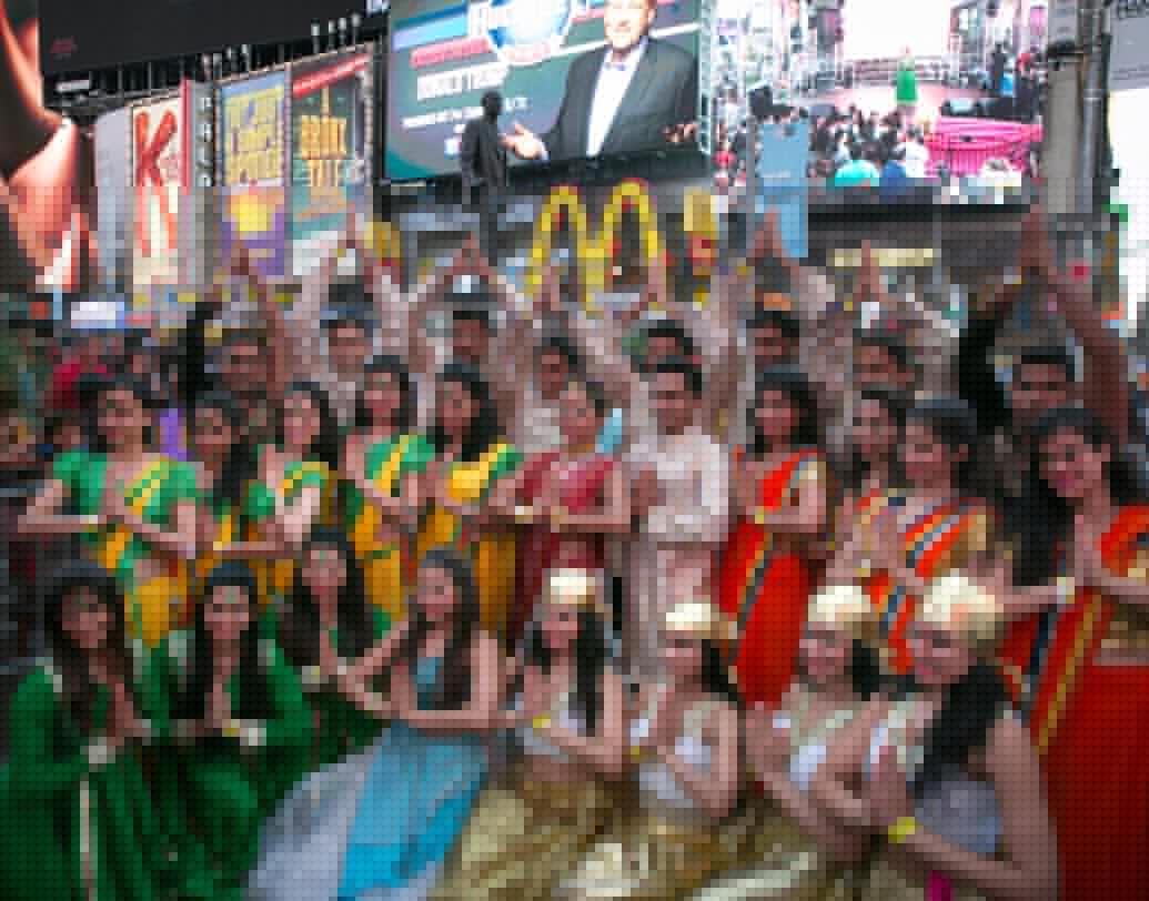 আলোর উৎসব পালনে পিছিয়ে নেই নিউ ইয়র্কও। টাইম স্কোয়ারে জাঁকজমক সহকারে পালিত হচ্ছে দীপাবলি। নাচ, গান, ঝলমলে পোশাকে সেজে উঠেছেন প্রবাসী ভারতীয়রা। যোগ দিয়েছেন ভিনদেশিরাও। রসনা তৃপ্ত করার জন্য রয়েছে নানা রকম সুস্বাদু ভারতীয় খাবার।