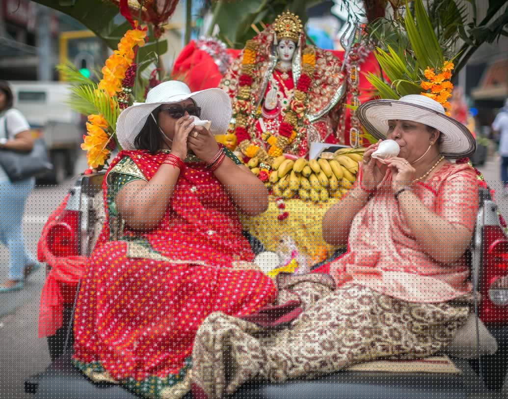 দক্ষিণ আফ্রিকার ডারবানে পালিত হচ্ছে আলোর উৎসব। প্রবাসী ভারতীয়েরা ছাড়াও আলোর উৎসবে যোগ দিয়েছেন নানা দেশের মানুষ। নাচ, গান, প্যারেড, সাংস্কৃতিক অনুষ্ঠানে সেজে উঠেছে ডারবান।