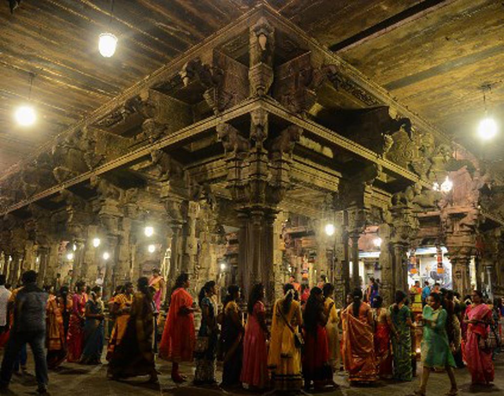 আলোর উৎসবে অশুভকে নাশ করতে শ্রীলঙ্কার রাজধানী কলম্বোর একটি মন্দিরে ভিড় জমিয়েছেন ভক্তেরা। নতুন জামা, অলঙ্কারে সেজে মঙ্গলদ্বীপ জ্বালিয়ে মন্দিরে পুজো দেওয়াই এখানকার আলোর উৎসবের রীতি।