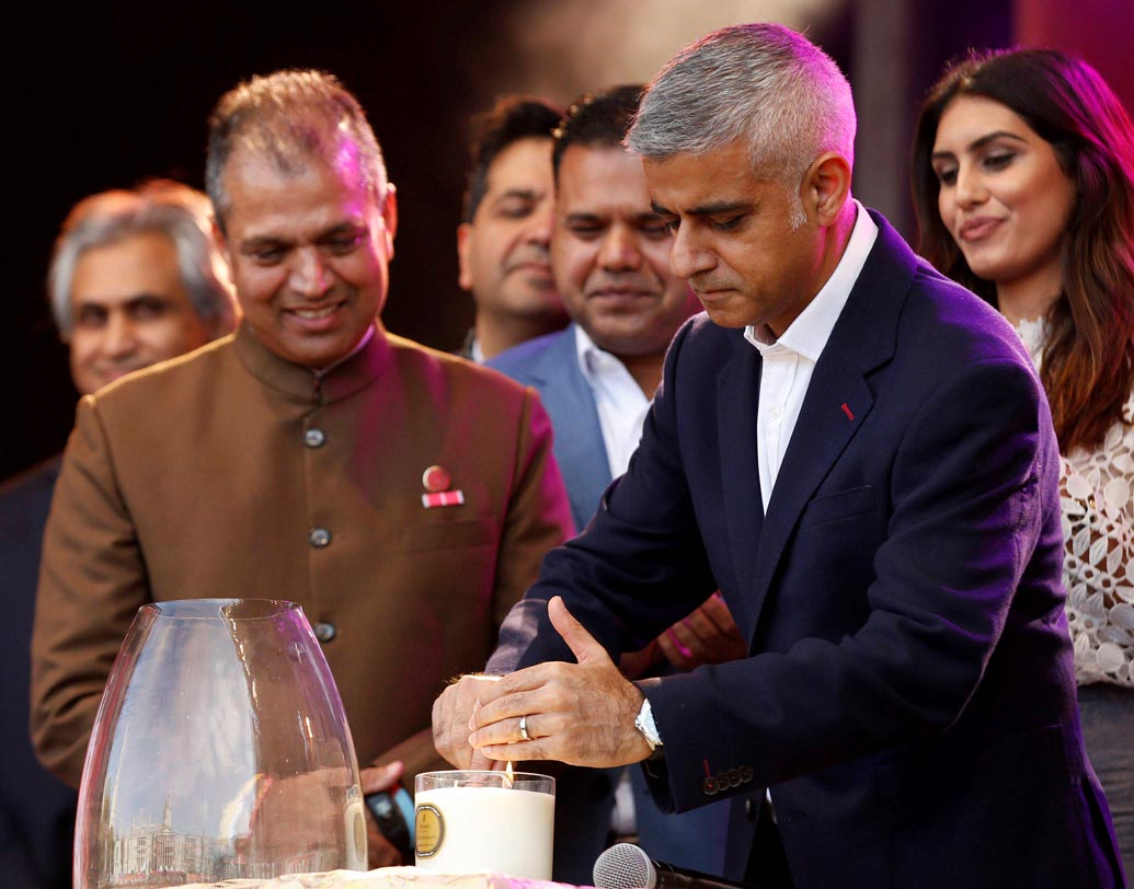 দ্বীপ জ্বেলে লন্ডনের ত্রাফালগর স্কোয়ারে আলোর উৎসবের সূচনা করছেন মেয়র সাদিক খান।