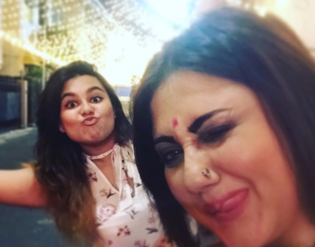 মেয়েকে সঙ্গে নিয়ে আলোর শহরে স্বস্তিকা।