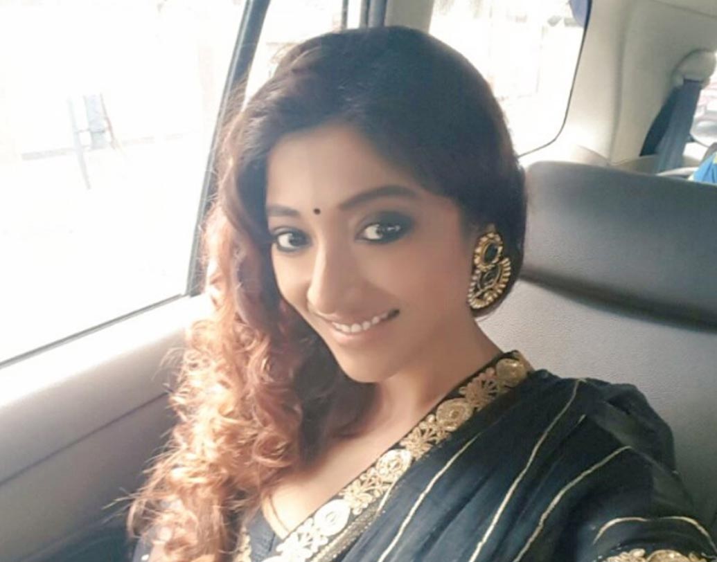 কালীপুজোর উদ্বোধনে যাওয়ার পথে পাওলি।