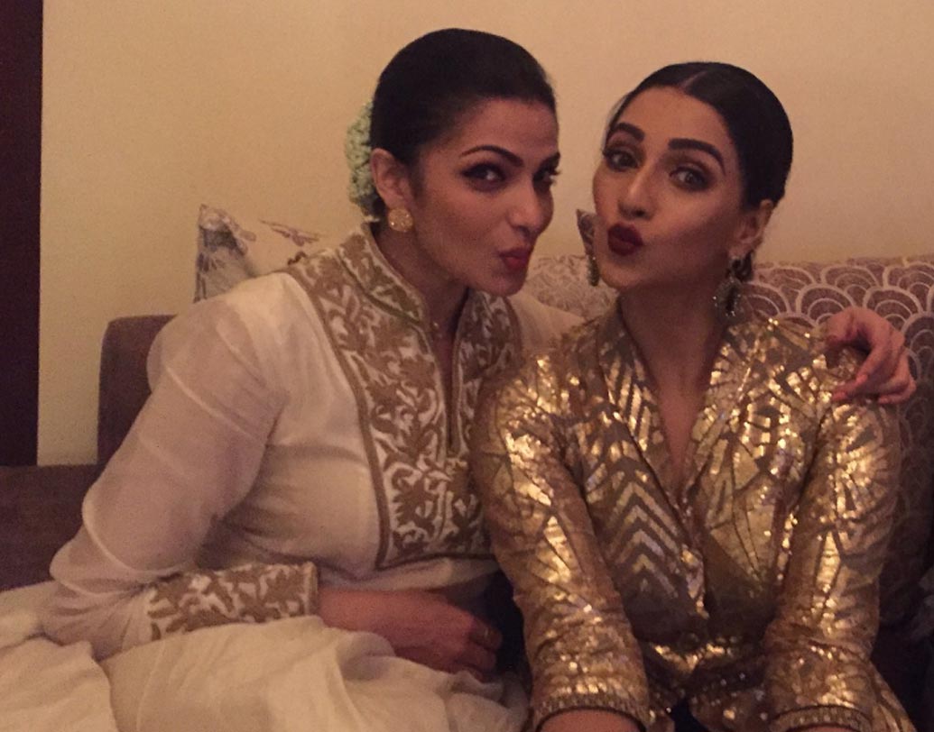 দিওয়ালির সাজে পার্টিতে তনুশ্রী ও সায়ন্তিকা।