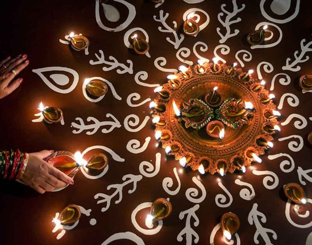 গ্রেগরিয়ান ক্যালেন্ডার অনুযায়ী, অক্টোবর বা নভেম্বরের মাঝামাঝি দেওয়ালি হয়। হিন্দু মতে, তা কার্তিক মাসের ১৫ তারিখে হয়। ফলে প্রতি বছরই ইংরেজি ক্যালেন্ডারে জায়গা বদল করে দেওয়ালি।