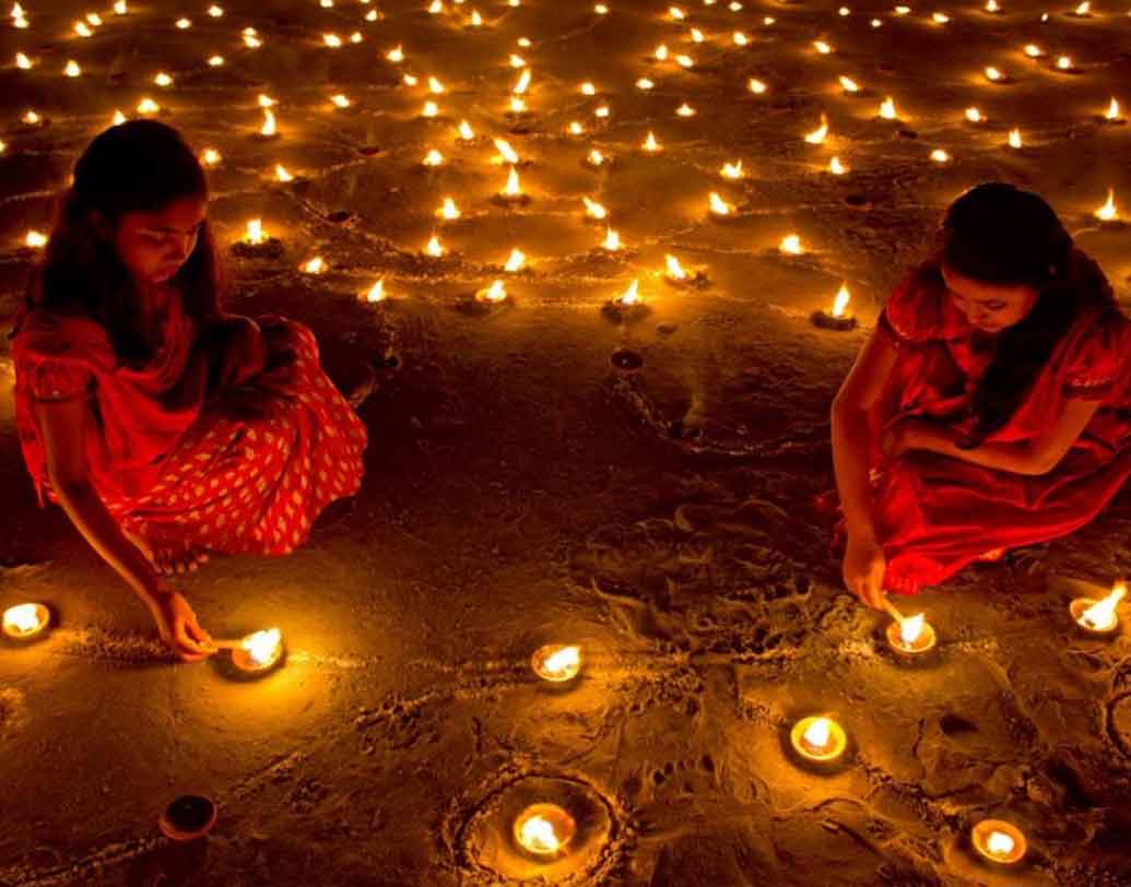 সারা ভারতে এক দিন নয়, পাঁচ দিন ধরে পালিত হয় এই উৎসব। ধনতেরাস, নরক চতুর্থী, অমাবস্যা, কার্তিক শুদ্ধ পদ্যমী বা বালি প্রতিপদা এবং ভাই দুঁজ বা ভাইফোঁটা।