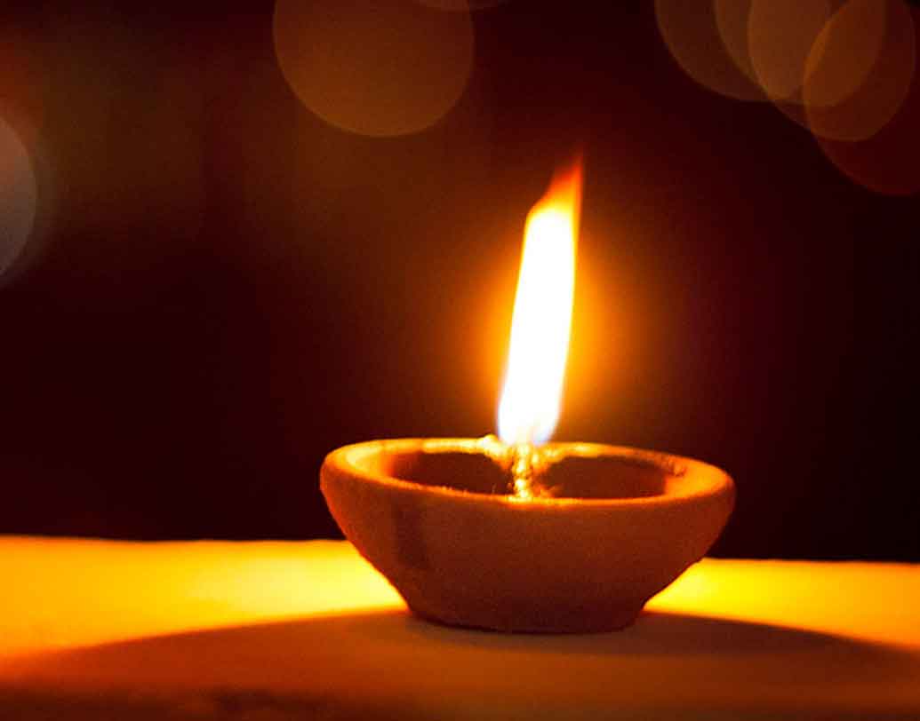 শুধুমাত্র এ দেশেই নয়, ত্রিনিদাদ ও টোবাগো, মায়ানমার, মরিশাস, নেপাল, গায়ানা, সিঙ্গাপুর, সুরিনাম, মালয়েশিয়া, শ্রীলঙ্কা এবং ফিজিতেও দেওয়ালিতে ছুটি ঘোষণা করা হয়েছে।