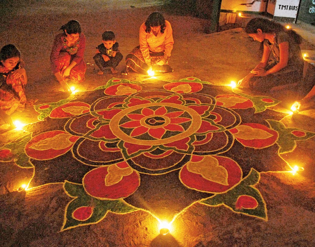 কোনও কারণে জামা-কাপড়ে আগুন লাগলে জল না দিয়ে বড় কম্বল জাতীয় জিনিস দিয়ে গায়ে জড়িয়ে আগুন নেভানোর চেষ্টা করুন। হাতের কাছেই ফার্স্ট এড বক্স রেডি রাখুন।