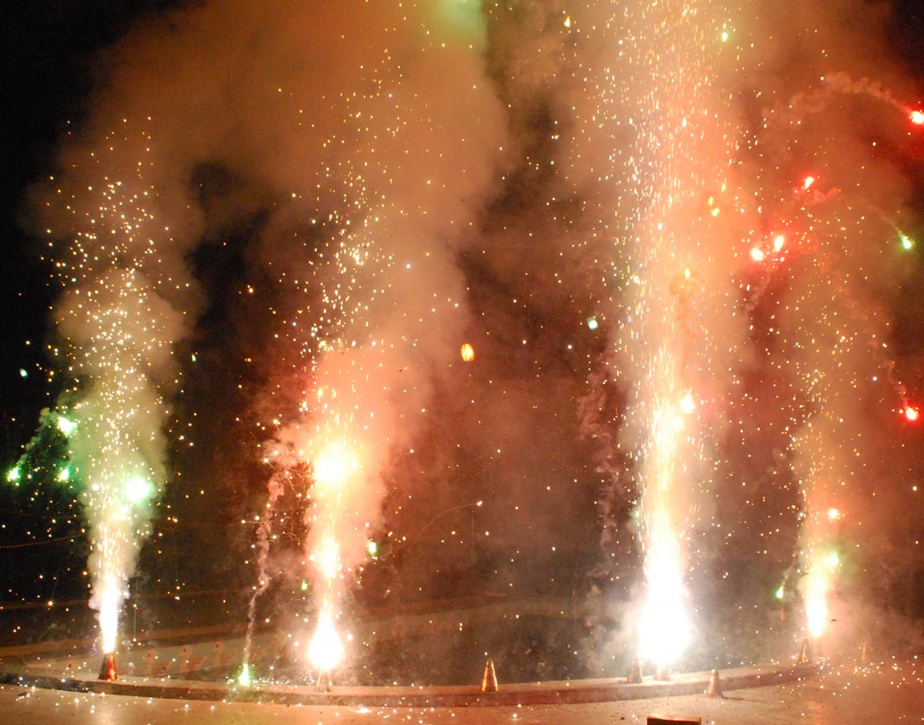 বাজির আগুন থেকে নিরাপদ দূরত্ব বজায় রাখুন। কোনও কারণে আগুনের ফুলকি হাতে-পায়ে লাগলে যত তাড়াতাড়ি সম্ভব পুড়ে যাওয়া জায়গা জলে ডুবিয়ে রাখুন। বেশি পুড়ে গেলে অবশ্যই কাছাকাছি চিকিৎসা কেন্দ্রে যেতে হবে।