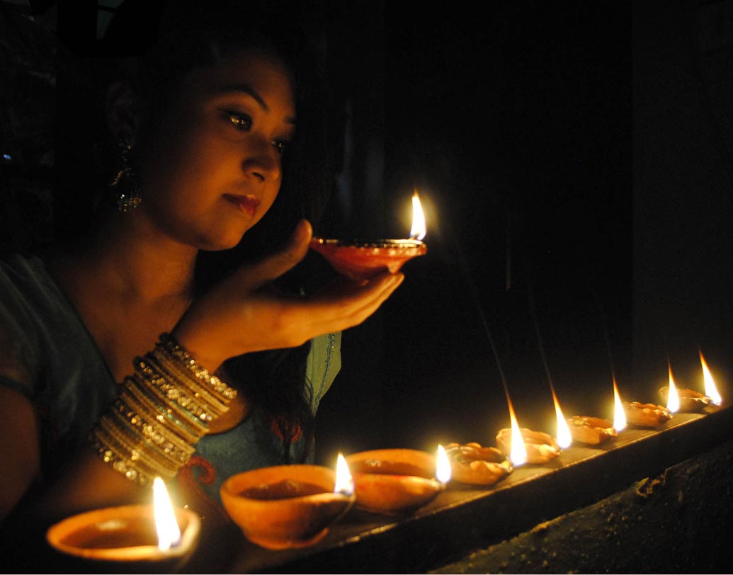 অনেকেই ত্বকের বিভিন্ন অ্যালার্জিতে কষ্ট পান। সেক্ষেত্রে বাজি জ্বালানোর আগে শরীরের খোলা অংশে নারকেল তেল মেখে নিলে বাজির ধোঁয়া সরাসরি ত্বকে লাগবে না।