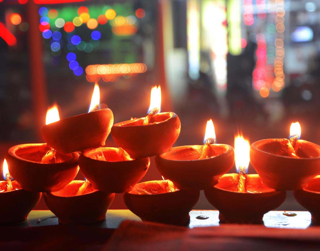 প্রচুর পরিমাণে জল খান। শরীর ঠিক রাখতে জলের বিকল্প কিছু হতে পারে না। প্রতিদিন নিয়ম করে যদি ১০ থেকে ১২ গ্লাস জল খান, তা হলে আপনার শরীরের সঙ্গে সঙ্গে ত্বকও ভাল থাকবে। ভাজা এবং মিষ্টি জাতীয় খাবার এড়িয়ে চলাই ভাল।