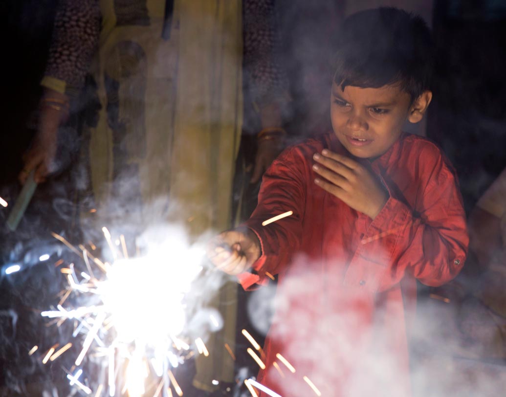 অনেকের বাড়িতেই দেওয়ালি উপলক্ষে বিশেষ অনুষ্ঠান থাকে। সারাদিন ধরেই চলে চরম ব্যস্ততা। অতিথিদের দেখভাল করতে গিয়ে বেশি ক্ষণ খালি পেটে থাকবেন না। সবচেয়ে গুরুত্বপূর্ণ বিষয়, ওয়ার্কআউট স্কিপ করবেন না। নিয়ম করে প্রতিদিন শরীরচর্চা করুন। শরীর ফিট থাকবে।