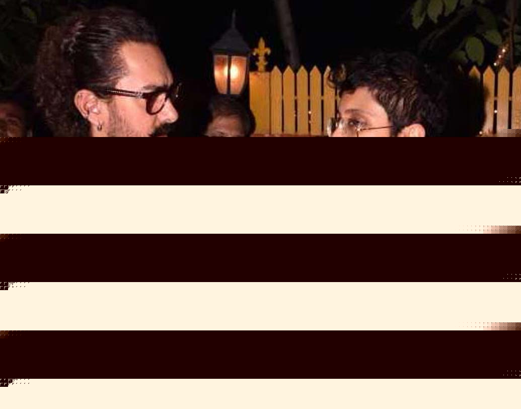 পার্টির ফাঁকেই স্ত্রী কিরণ রাওয়ের সঙ্গে টুকটাক কথা সেরে নিলেন আমির খান।