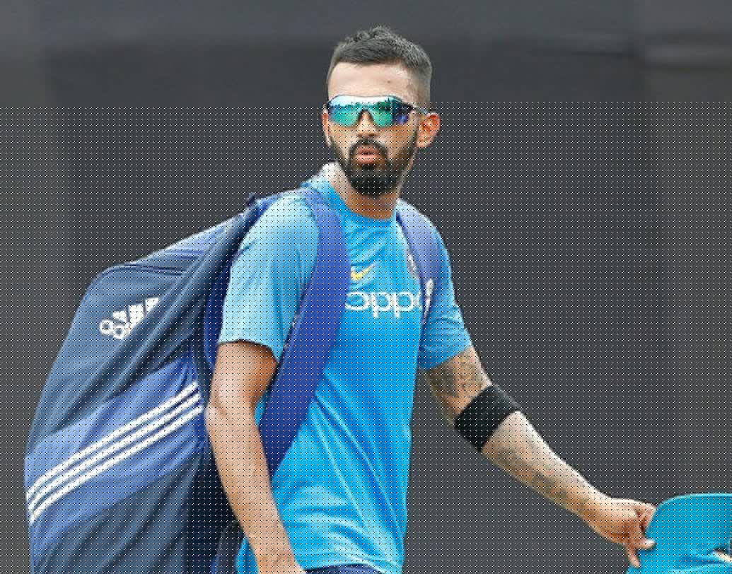 এ ছাড়াও থাকছেন কে এল রাহুল। কলম্বোয় শ্রীলঙ্কার বিরুদ্ধে টি-২০ ম্যাচ খেলেছিলেন তিনি।