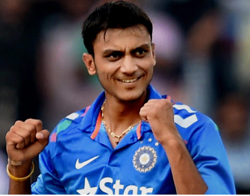 অক্ষর পটেল চোট পাওয়ায় একদিনের সিরিজের প্রথম তিন ম্যাচে পরিবর্ত হিসেবে দলে রাখা হয়েছিল বাঁ হাতি স্পিনার রবীন্দ্র জাডেজাকে।  ফের দলে আনা হচ্ছে অক্ষর পটেলকে।